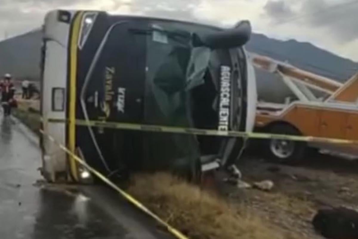 Aguascalentenses se accidentan en la carretera SaltilloZacatecas